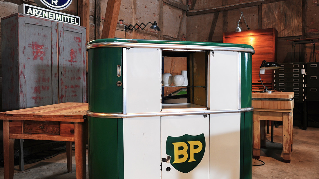 Bei Ab Werk findet man industrielle Originale namhafter Firmen wie dieses BP Ölkabinett oder Leuchtreklame von Bayer